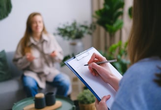 Photo d'en tête d'une psychologue en rendez-vous avec une patiente