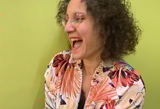 Eclat de rire de Claudia formatrice yoga du rire