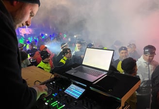 un pc et un dj avec des coureurs