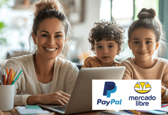Mamá emprendedora sonriente con hijos frente a laptop, representa emprendimiento desde casa con pagos digitales seguros.