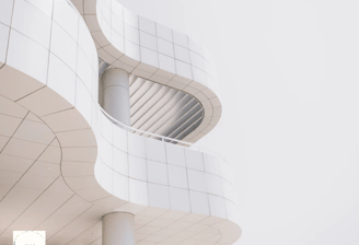 photographie d'un building prise par en bas montrant des murs arrondis sur plusieurs étages