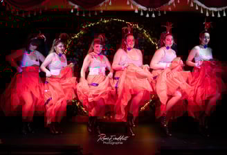 Cabaret, cols plumes, paillettes, talons strass, danseuse, showgirl, public, éventails, burlesque