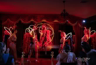 Cabaret, cols plumes, paillettes, talons strass, danseuse, showgirl, public, éventails, burlesque