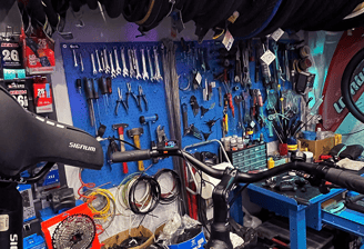 officina di bici ripresa dall'alto, con attrezzi e accessori