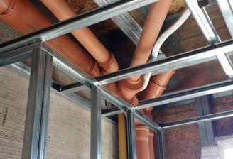 canos da coluna de um edifício