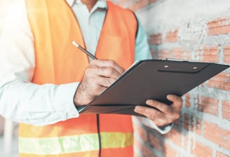 Homem fazendo uma inspeção de uma construção