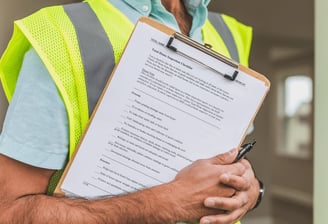 Homem segurança uma prancheta fazendo uma inspeção