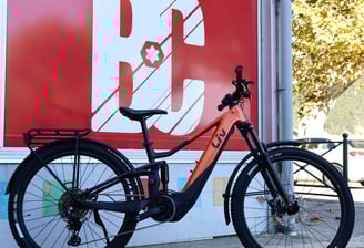 Vélo de location devant le magasin bike corner sisteron