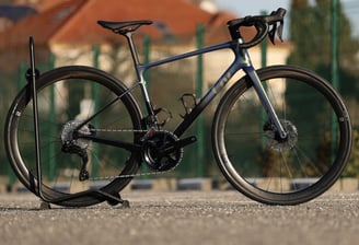Vélo bike corner avec vue sur la citadelle de sisteron 