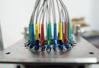 máxima calidad de componentes, fibra pulida, baja atenuación,  marcas de color, multimodo y monomodo