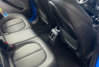„Detailaufnahme der Innenreinigung eines Autos in Linz – gereinigtes Armaturenbrett und saubere Sitz