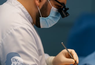 Cirurgião de cabeça e pescoço ajustando luz cirúrgica antes de procedimento na tireoide