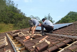 Técnicos instalando painéis solares no telhado, energia solar fotovoltaica
