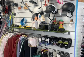 présentoir boutique casques escalade alpinisme degaine piolet veste polaire