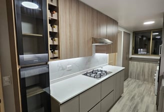 remodelacion cocina marron granito blanco