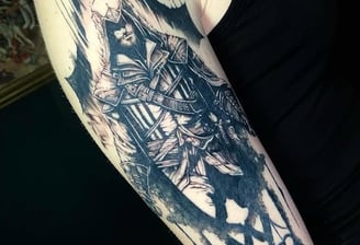 a woman with a tattoo on her arm tatouage gap tattoo 05 assasin screed