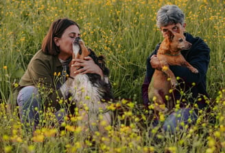 due-donne-che-baciano-due-cani