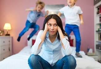 Femme avec mains à sa tête, perte d’équilibre de vie, épuisement à cause des enfant incontrôlables 