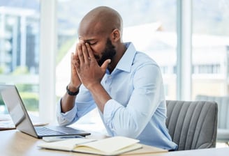 Homme avec mains au visage. Souffrance psychologique, épuisement mental, burn-out