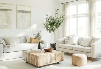 Sala de estar, luminosas, con grandes ventanales y cortinas de gas, tonos claros y madera