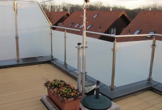 Pro Antennas Dual Beam Pro HF antenna set up on a balcony