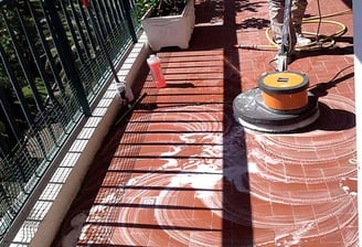 Nettoyage professionnel de balcon : élimination des salissures, mousses et dépôts pour un extérieur propre et sain