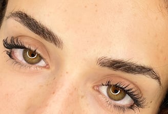 Trucco semipermanente sopracciglia a Bologna.