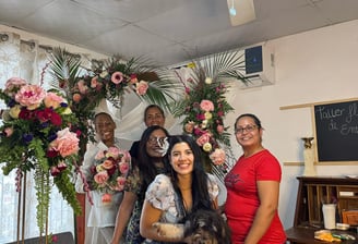Grupo de mujeres en un taller de flores