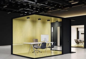 Espacio de oficina abierta con tabiques móviles y cerramientos de cristal para versatilidad funcional