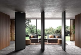 Acceso interior con puerta pivotante de diseño moderno y estructura metálica en entorno profesional