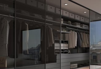 Armario empotrado con diseño contemporáneo en tonos cálidos y puertas correderas