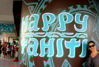 foto da autora no centro comercial em papeete tahiti