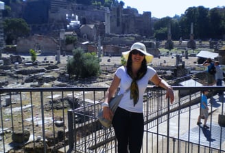 Foto da autora em tour por Roma.