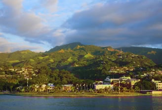 foto da vista da cidade de papeete no tahiti chegando de navio