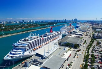Foto dos navios de cruzeiros em porto. 