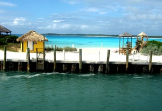 foto da vista do navio entrando no pier em half moon cay