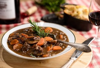 boeuf bourguignon dans une assiette blanche