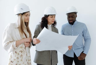 Equipe reunida analisando documentação técnica para aprovação