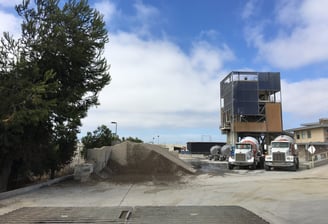 Cement aggregation plant with visual screening