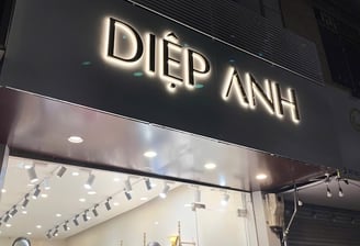 Biển quảng cáo chữ nổi , đèn LED hắt sáng chân