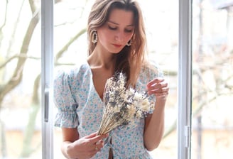 Blouse fleurie cousue main, nouée devant, motif Liberty pour une garde-robe romantique.