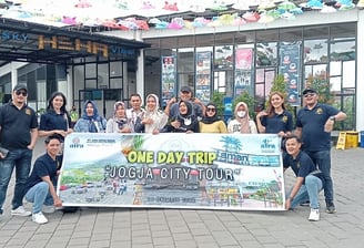 kumpulan orang yang sedang jalan jalan