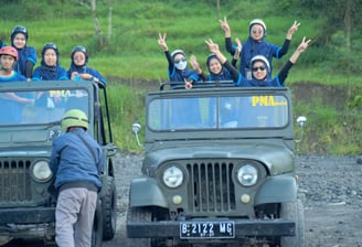 beberapa orang sedang menaiki jeep