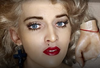 Madonna sem braços – Retrato fragmentado de figura de cera de Madonna.