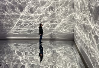 Foto: “Vand”, de Raquel Kogan e Rejane Cantoni (2022), na exposição Trapholt.