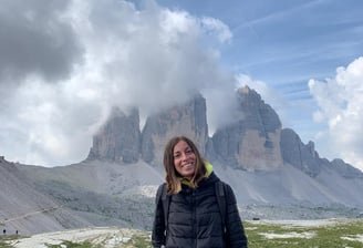 ragazza sulle 3 Cime di Lavaredo in Trentino Alto Adige