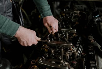 Un mécanicien travaille sur un moteur