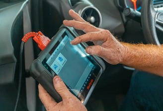 Un technicien effectue un diagnostic