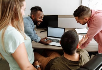 Des employés échangent à propos d’un véhicule