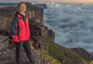 Turista Rusa viendo el amanecer desde el abismo en la cima del Tepuy Roraima